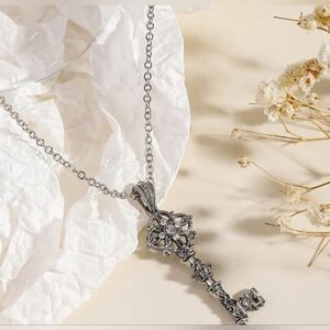 NEW! Elegant Silver Key Pendant Necklace NIP